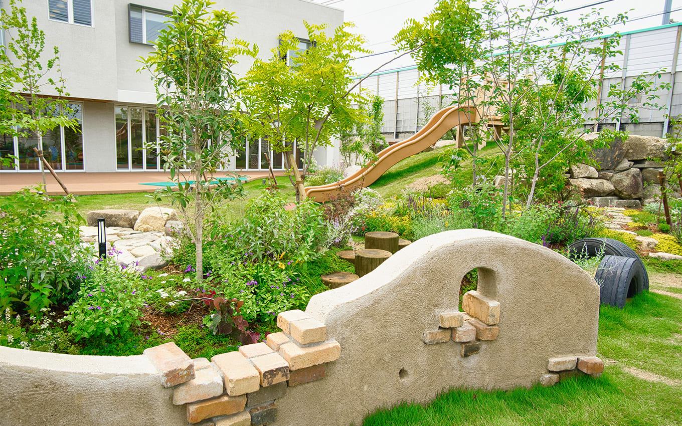 外構工事 新築の外構 遊び心いっぱい！刺激に満ちたこども園のお庭 フィーリングガーデン メイン写真