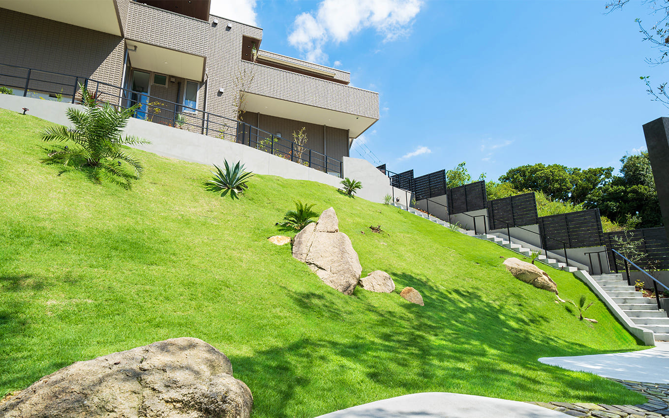 外構工事 斜面・法面活用 目を背けていた斜面が、愛犬と一緒に景色を楽しめる癒し空間に フィーリングガーデン メイン写真