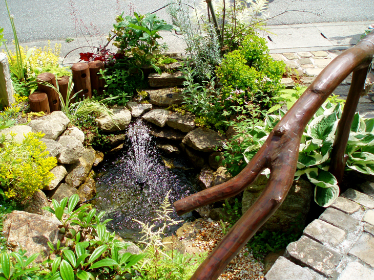 玄関先の噴水がお客様をお出迎え 丹波篠山市 S邸 No G005 外構工事 施工例を見る 兵庫県 匠の外構工事 ガーデニング エクステリア 神戸 西宮 宝塚 三田のフィーリングガーデン 坂林盛樹園