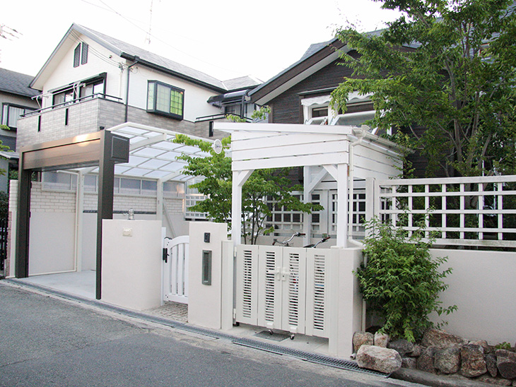 防犯面を重視したクローズ外構 箕面市 S様邸 No C013 外構工事 施工例を見る 兵庫県 匠の外構工事 ガーデニング エクステリア 神戸 西宮 宝塚 三田のフィーリングガーデン 坂林盛樹園