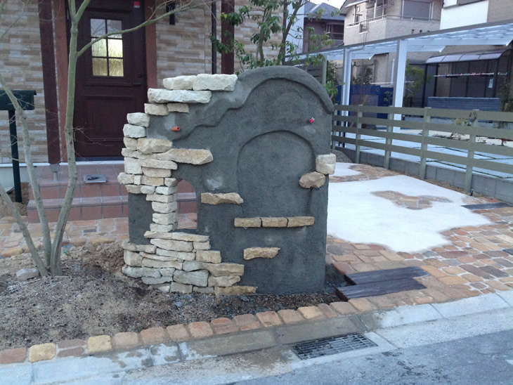 リフォーム外構 ディズニー風 外構門柱 高砂市 N様邸 No R010 外構工事 施工例を見る 兵庫県 匠の外構工事 ガーデニング エクステリア 神戸 西宮 宝塚 三田のフィーリングガーデン 坂林盛樹園