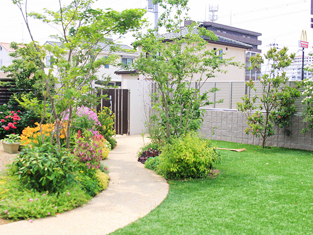 人工芝と植栽の組み合わせが美しいお庭 明石市 N様邸 No G010 外構工事 施工例を見る 兵庫県 匠の外構工事 ガーデニング エクステリア 神戸 西宮 宝塚 三田のフィーリングガーデン 坂林盛樹園 人工芝と植栽の組み合わせが美しいお庭 明石市 N様邸 No G010 外構工事 施工例を見る 兵庫県 匠の外構工事 ガーデニング エクステリア 神戸 西宮 宝塚 三田のフィーリングガーデン 坂林盛樹園