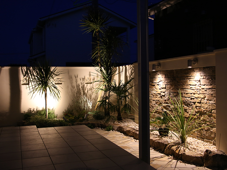 プライベートなリゾート空間を演出するアートストーン壁の南国風テラス 三田市 H様邸 No F009 外構工事 施工例を見る 兵庫県 匠の外構工事 ガーデニング エクステリア 神戸 西宮 宝塚 三田のフィーリングガーデン 坂林盛樹園