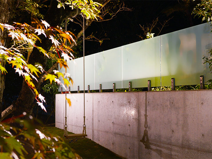 明るく開放的な強化ガラスのビュースルーフェンス 西宮市 I様邸 No F010 外構工事 施工例を見る 兵庫県 匠の外構工事 ガーデニング エクステリア 神戸 西宮 宝塚 三田のフィーリングガーデン 坂林盛樹園