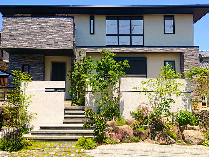 ナチュラルとシンプルが融合したお庭 川西市 U様邸 No E0 外構工事 施工例を見る 兵庫県 匠の外構工事 ガーデニング エクステリア 神戸 西宮 宝塚 三田のフィーリングガーデン 坂林盛樹園 ナチュラルとシンプルが融合したお庭 川西市 U様邸 No E0 外構工事 施工例を見る 兵庫県 匠の外構工事 ガーデニング エクステリア 神戸 西宮 宝塚 三田のフィーリングガーデン 坂林盛樹園