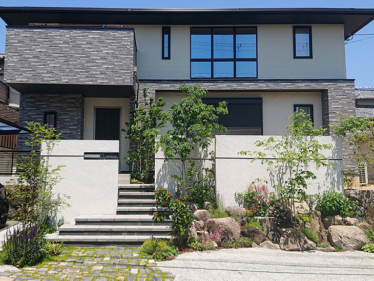 ナチュラルとシンプルが融合したお庭 川西市 U様邸 No N005 外構工事 施工例を見る 兵庫県 匠の外構工事 ガーデニング エクステリア 神戸 西宮 宝塚 三田のフィーリングガーデン 坂林盛樹園