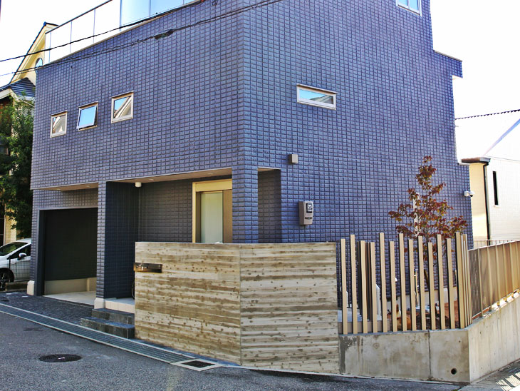 杉板の型枠の模様を生かした打ちっぱなし仕上げの塀 東灘区 D様邸 No N007 外構工事 施工例を見る 兵庫県 匠の外構工事 ガーデニング エクステリア 神戸 西宮 宝塚 三田のフィーリングガーデン 坂林盛樹園