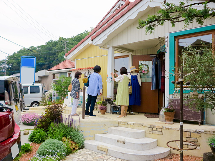 便利 と かわいい を両立 雑貨屋さんのスロープ 姫路市 N様邸 No U002 外構工事 施工例を見る 兵庫県 匠の外構工事 ガーデニング エクステリア 神戸 西宮 宝塚 三田のフィーリングガーデン 坂林盛樹園
