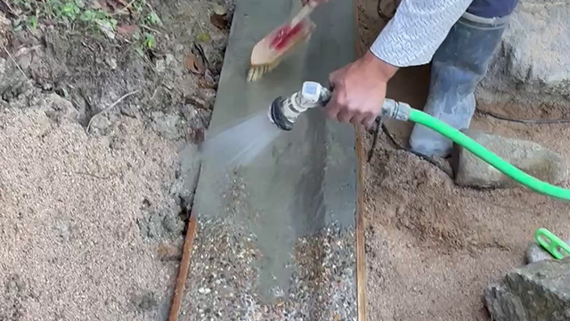 外構工事 動画 【外構職人の日常12】側溝の洗い出し、色が違う理由は…？