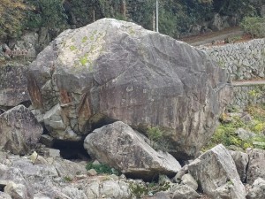 巨大岩